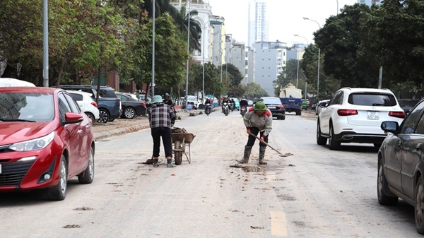 Hanoi rectifies trucks carrying soil that spill and cause traffic unsafety. Photo by Tuan Diep