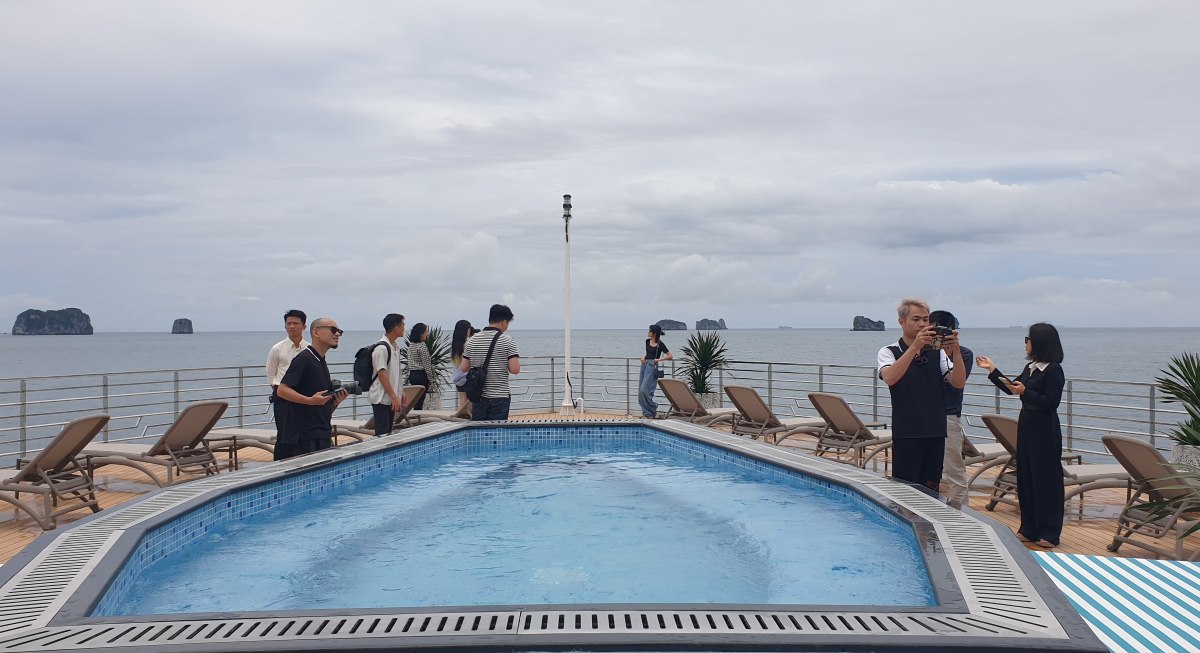 Có sóng điện thoại, du khách có thể sống ảo, livestream mọi nơi, mọi lúc. Ảnh: Nguyễn Hùng