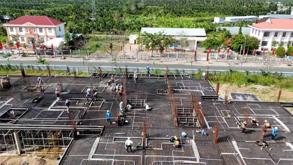 Lực lượng lao động từ nhiều tỉnh, thành cùng tham gia xây dựng dự án. Ảnh: Hoàng Lộc