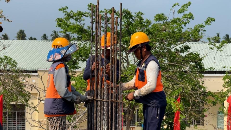 Công nhân thi công tại dự án nhà ở xã hội Giao Long, đẩy nhanh tiến độ các hạng mục. Ảnh: Hoàng Lộc