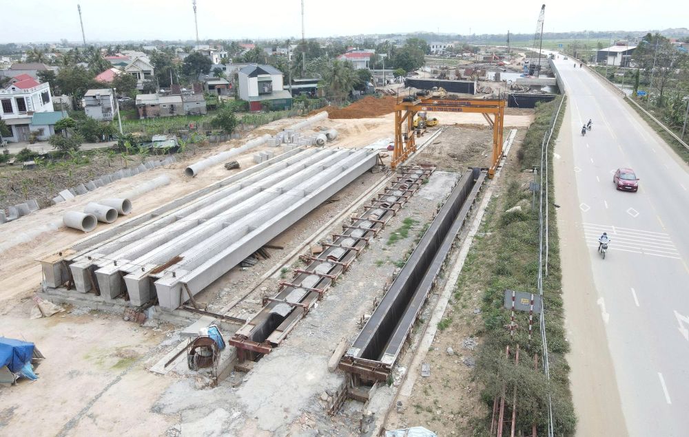 Đơn vị thi công đang khẩn trương xây dựng phần mố và trụ cầu bắc qua sông Thống Nhất (đoạn phường Quảng Phú, tỉnh Thanh Hóa). Ảnh: Quách Du