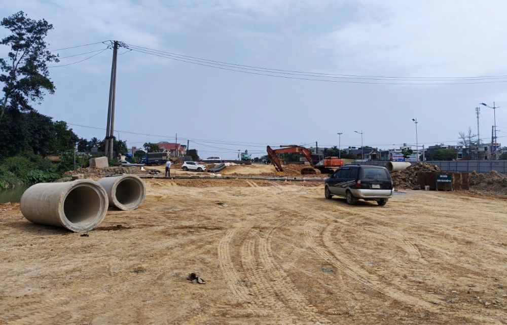 Các mũi thi công tại dự án đại lộ Nam sông Mã (giai đoạn 2) đang gấp rút thực hiện, nhằm đảm bảo tiến độ đề ra. Ảnh: Quách Du