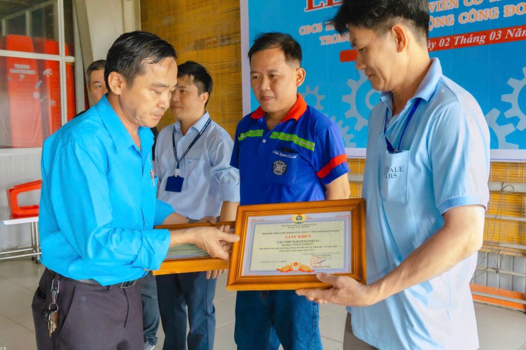 Bà Hoàng Yến - Giám đốc pháp lý Công ty TNHH Rochdale Spears trao giấy khen cho đoàn viên. Ảnh: CĐCS cung cấp