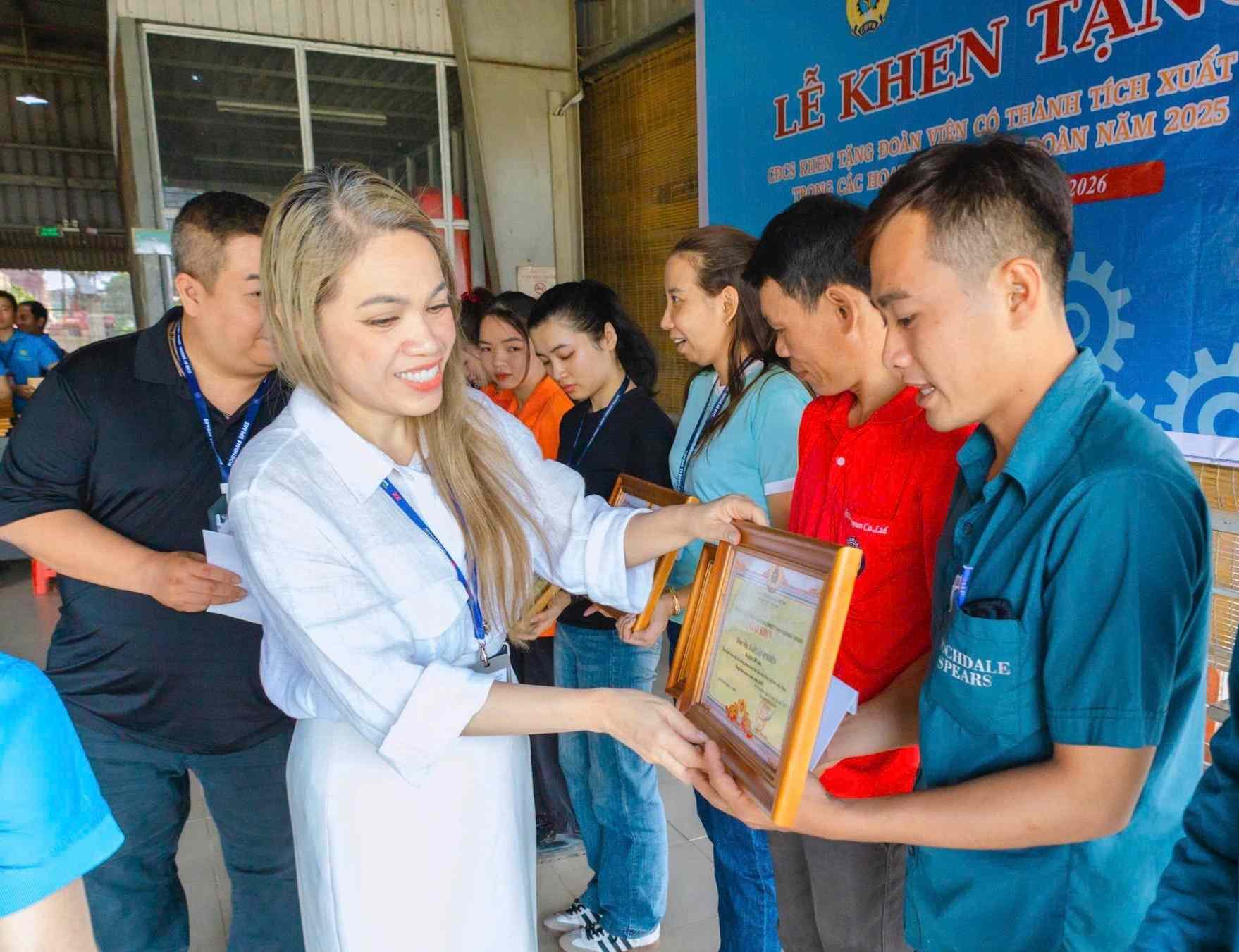 Ms. Hoang Yen - Legal Director of Rochdale Spears Co., Ltd. awarded certificates of merit to union members. Photo: Grassroots Trade Union provided