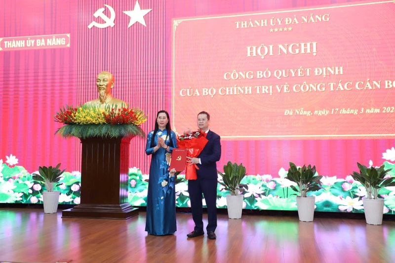 Ms. Bui Thi Quynh Van - Member of the Party Central Committee, Deputy Head of the Central Organization Committee presents the Politburo's decision to transfer and appoint Mr. Nguyen Manh Hung as the new Deputy Secretary of the Da Nang City Party Committee. Photo: Truong An