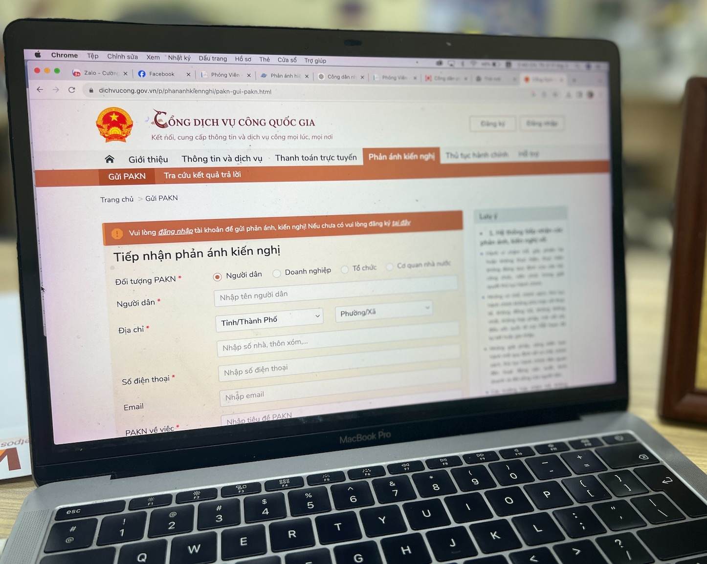 Người dân phản ánh nhận được tin nhắn thanh toán lệ phí, mặc dù công dân không nộp hồ sơ gì. Ảnh: Anh Tuấn
