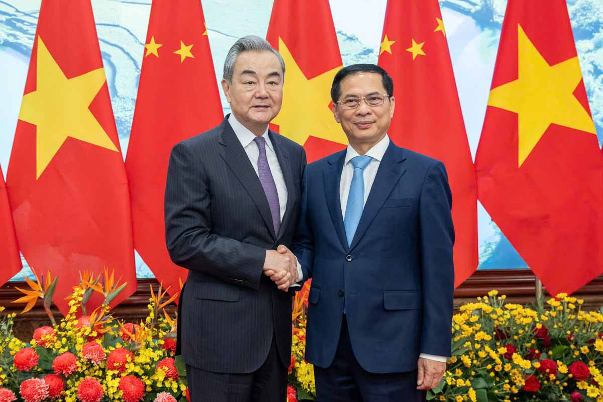 Deputy Prime Minister Bui Thanh Son and Politburo Member, Chairman of the Office of the Central Committee for Foreign Affairs, Minister of Foreign Affairs of China Wang Yi. Photo: Hai Nguyen