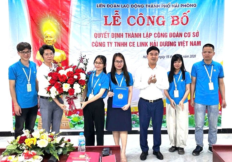 하이퐁시 노동총연맹 상임 부위원장이 기초 노동조합 설립 결정을 수여하고 있습니다. 사진: 투항