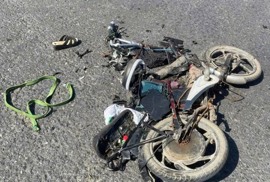 Chiếc xe đạp điện của nạn nhân biến dạng sau tai nạn. Ảnh: Hoàng Anh