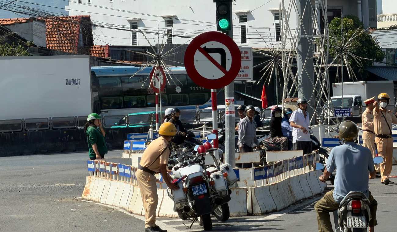 The scene of the tragic accident that killed an electric bicycle woman in Khanh Hoa. Photo: Hoang Anh