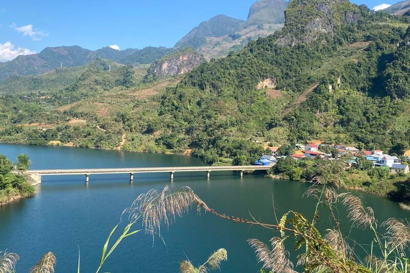 Le lac Sơn La est à 214,56 m, proche du niveau d'eau normal, le débit entrant dans le lac est de 646 m3/s, le déversement est de 496 m3/s. Photo: Minh Chuyên
