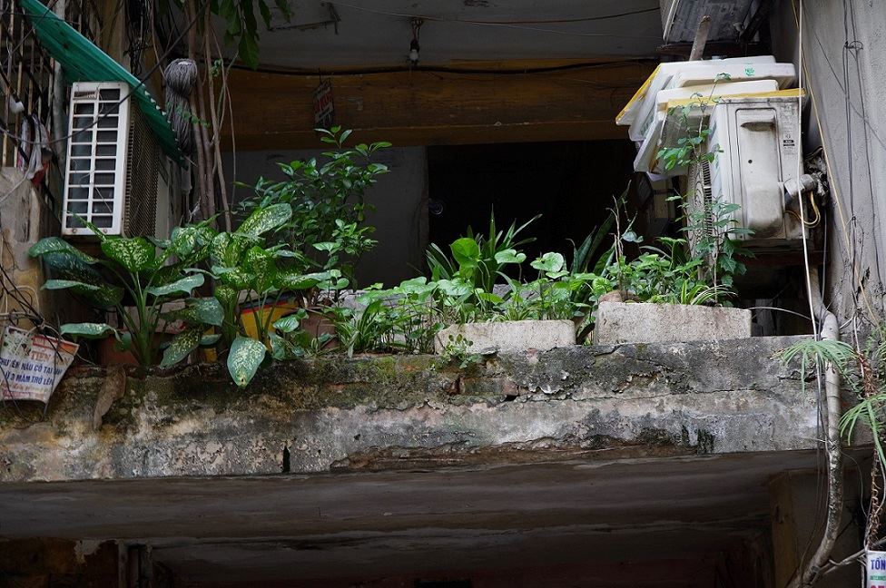 Nhiều khối nhà ở Trung Tự bị phá vỡ kết cấu, đối mặt nguy cơ sụp đổ bất cứ lúc nào. Ảnh: Viên Nguyễn