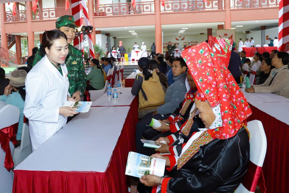 Vietnamese - Chinese military medicine coordinate medical examination and treatment for people in border areas. Photo: The Dai