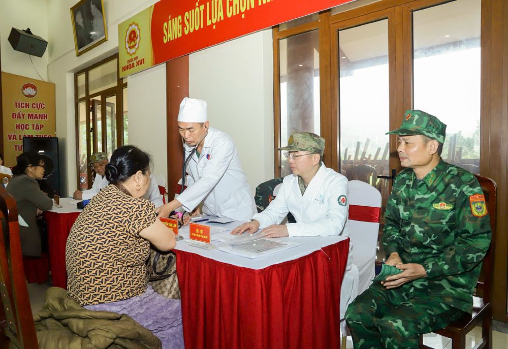 Người dân tới tham dự chương trình khám chữa bệnh. Ảnh: Thế Đại