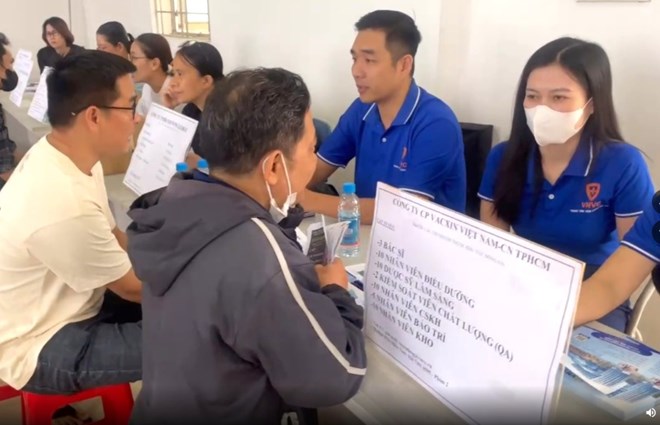 In February 2026, in Ho Chi Minh City, people with university degrees with job search needs accounted for 17.74%. Photo: Nam Duong