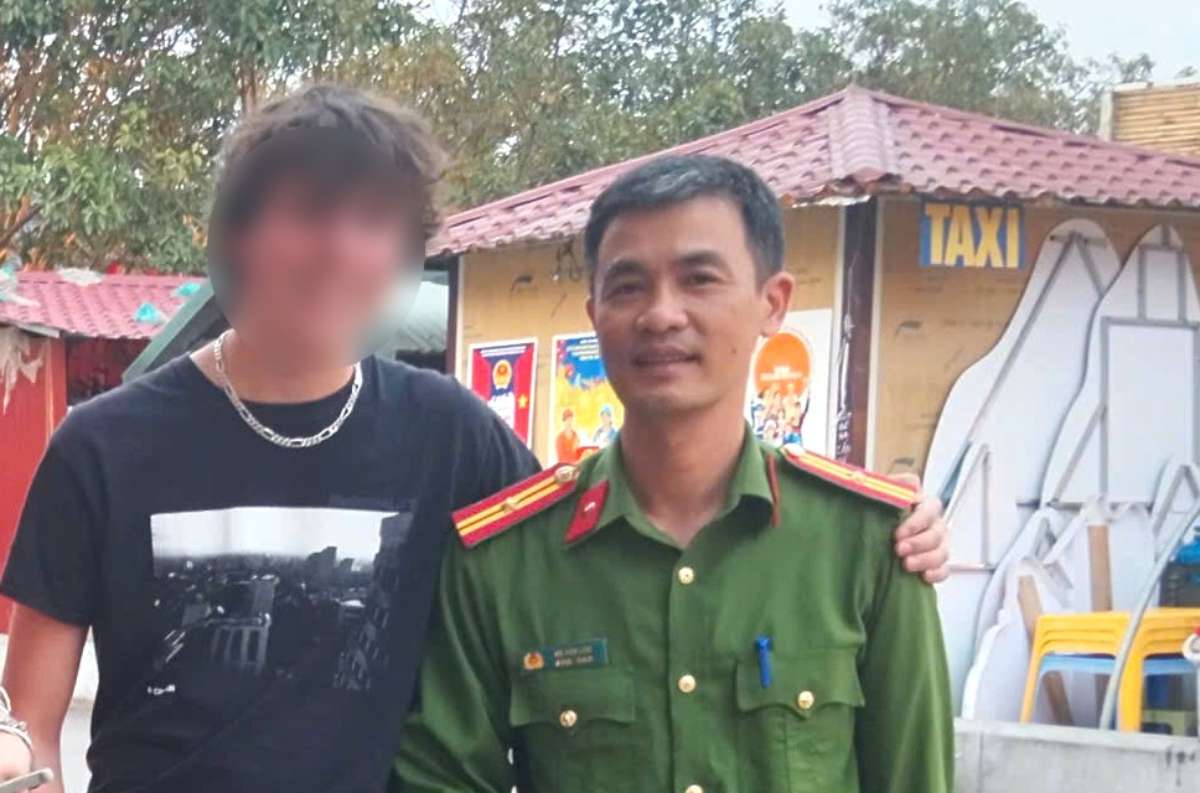 Nam Hoa Lu Ward Police, Ninh Binh province promptly supported British tourists to find lost property. Ninh Binh Provincial Police