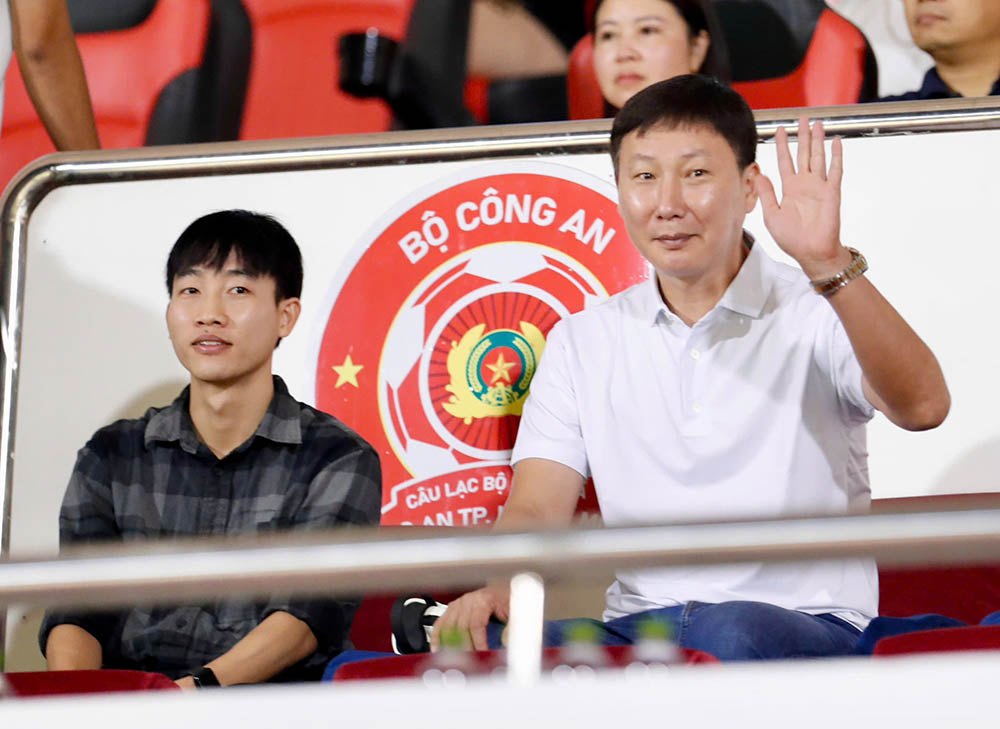 Huấn luyện viên Kim Sang-sik trực tiếp chứng kiến pha bỏ lỡ cơ hội mười mươi của Tiến Linh. Ảnh: Thanh Vũ