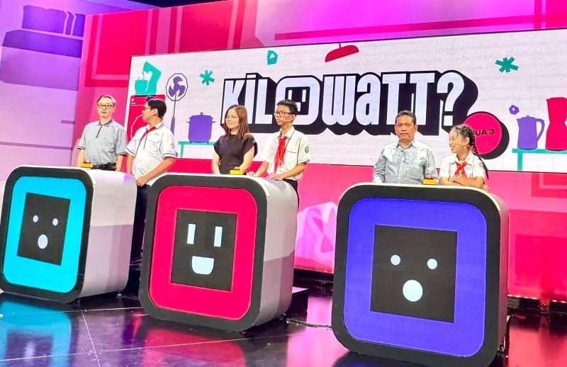 Students and parents participate in gameshows promoting electricity saving and safe electricity use. Photo: Duc Long