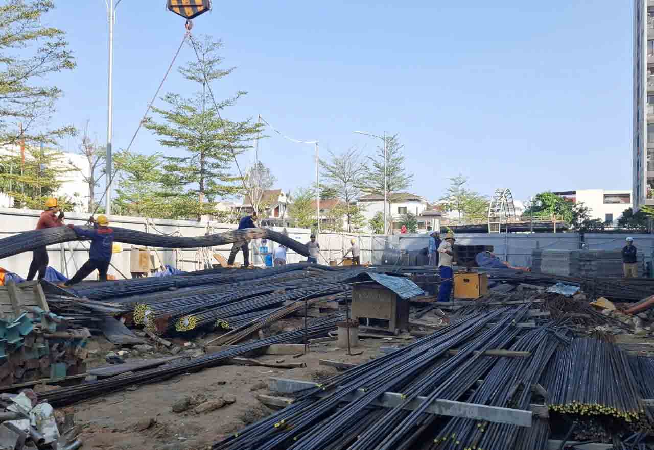 Nhóm thợ phụ trách thi công phần sắt. Ảnh: Trần Tuấn