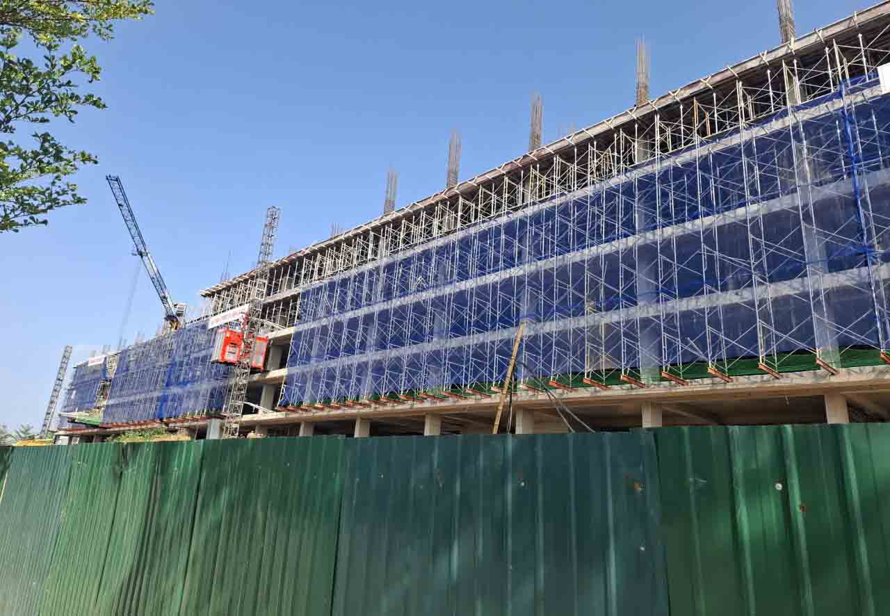 Tòa nhà đang thi công lên tầng 6. Ảnh: Trần Tuấn