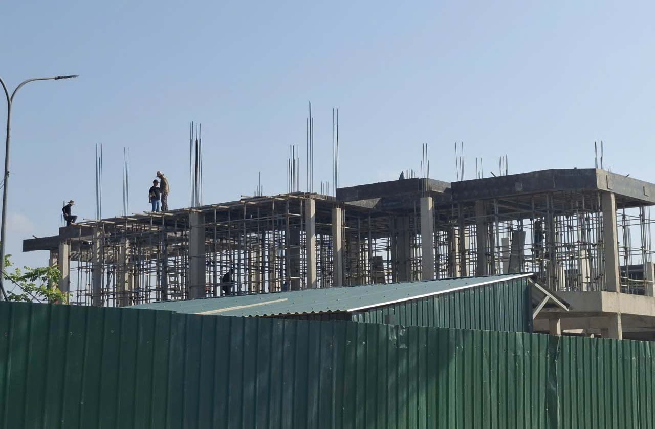 Thi công sàn. Ảnh: Trần Tuấn