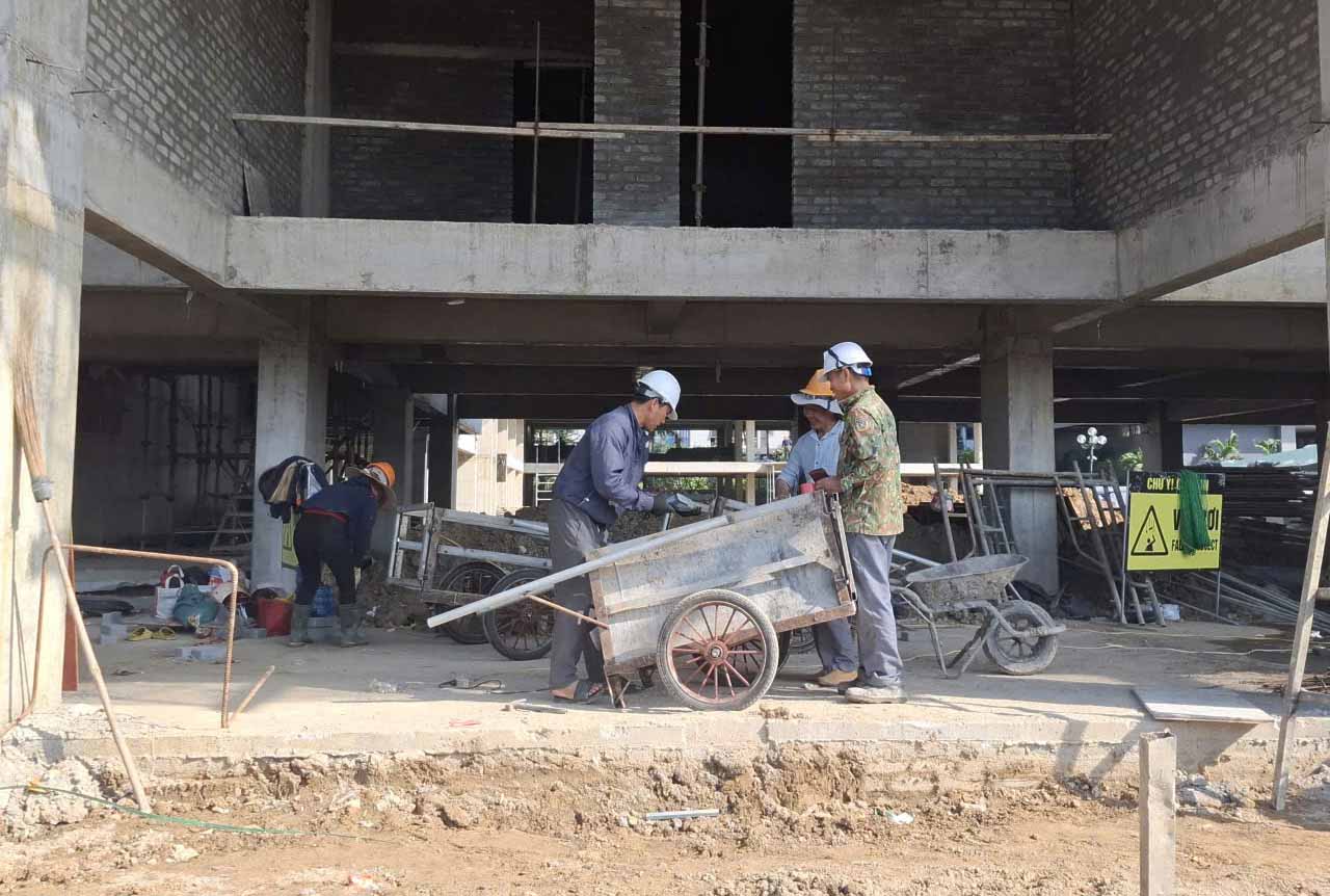 Tầng 2 đang được tập trung xây tường. Ảnh: Trần Tuấn