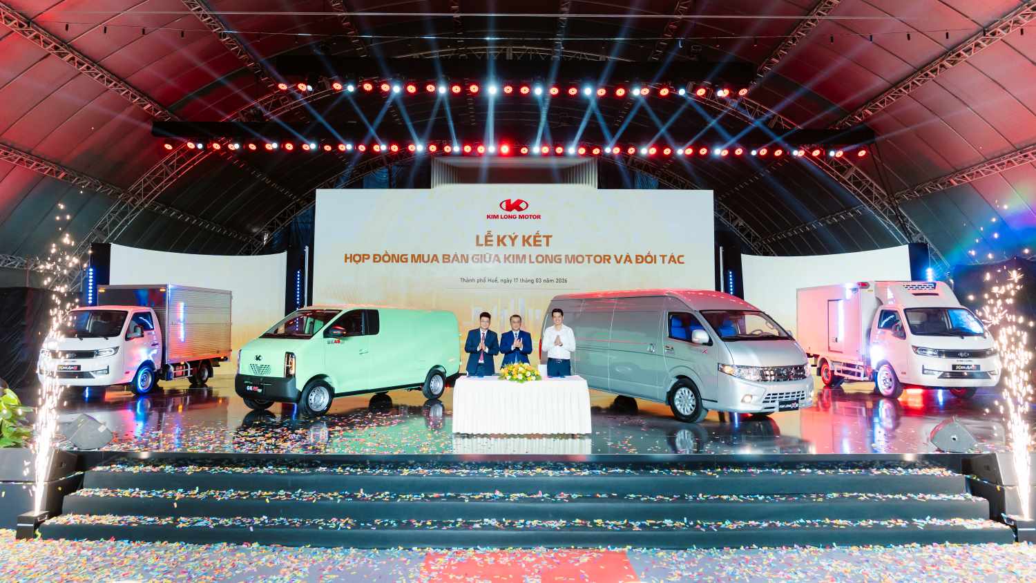 Right at the inauguration ceremony, Kim Long Motor signed a truck purchase and sale contract with a partner. Photo: Kim Long