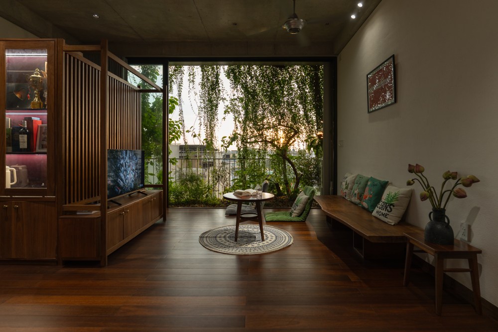 Không gian tầng 3 và tầng 4 là nhà ở gia đình, các phòng khách, bếp và phòng ngủ được kết nối bằng hành lang và các khoảng thông tầng rộng thoáng giúp gia đình giao tiếp dễ dàng với nhau.