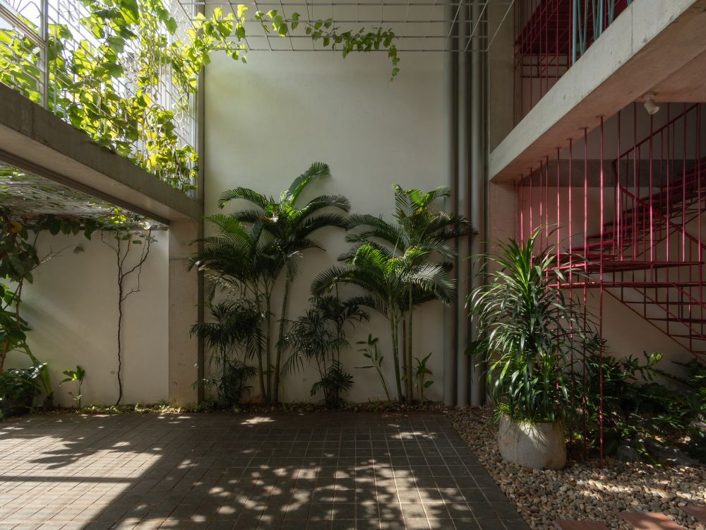 Anh Trần Văn Huynh - Giám đốc Công ty H2, người chủ trì thiết kế chia sẻ: “Chúng tôi chọn tiếp cận và xây dựng lên một ngôi nhà quay về với tự nhiên và sự thô mộc, tạo một không gian thư giãn, nơi gia đình kết nối, làm việc thông thoáng và tràn đầy năng lượng“.