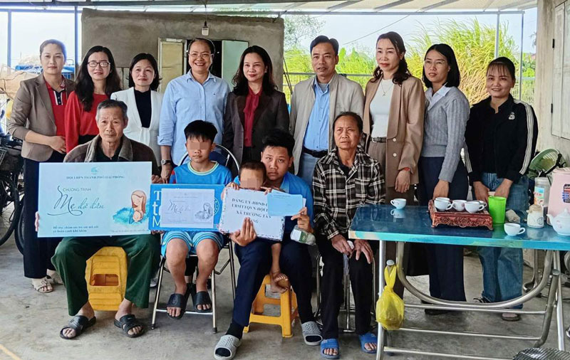 Líderes de la Unión de Mujeres de la ciudad de Hai Phong visitan y entregan regalos a niños huérfanos con circunstancias especialmente difíciles en la comuna de Truong Tan. Foto: Portal de Información Electrónica de la comuna de Truong Tan
