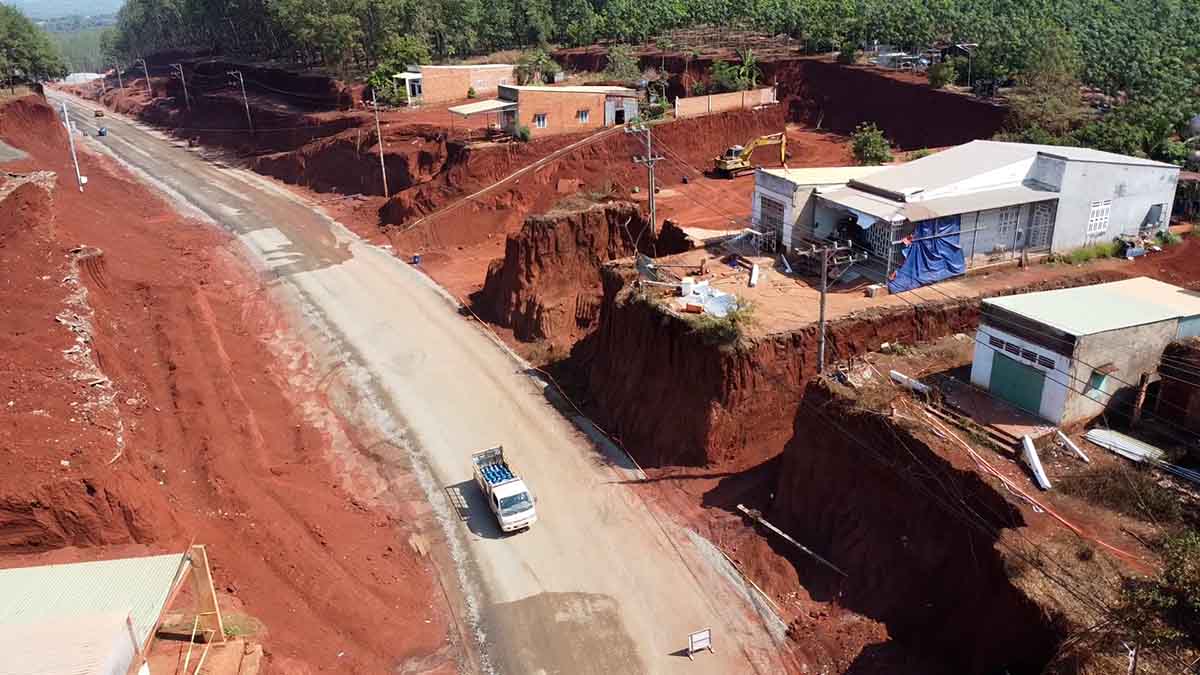 Investor speaks out about road base level reduction causing people to live precariously on the edge of the abyss in Dong Nai. Photo: Ha Anh Chien