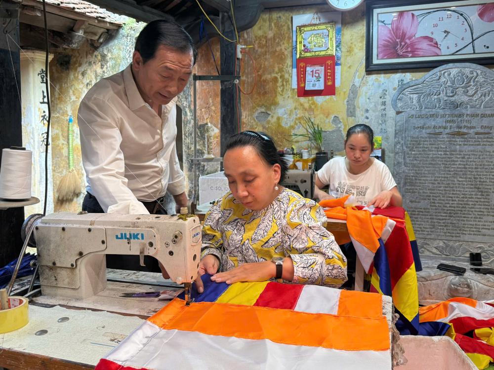 Không chỉ dừng lại ở việc dạy nghề, ông Nguyễn Kim Khôi còn chú trọng rèn luyện cho học viên những kỹ năng sống cơ bản. Ảnh: Quỳnh Chi