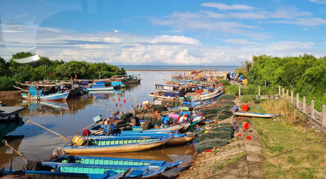 Mỗi chuyến ra khơi được ngư dân tính toán để có lãi trước áp lực chi phí tăng cao. Ảnh: Nhật Hồ.
