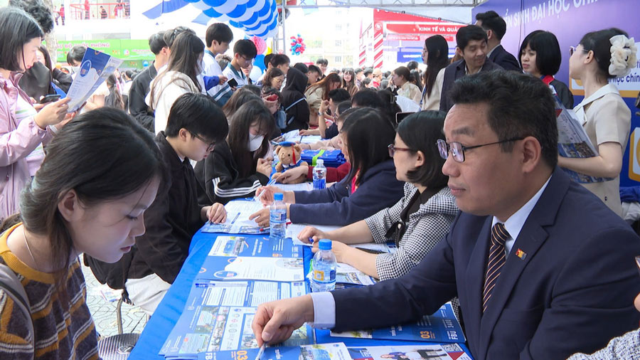 Parents stand side by side with their children in the journey of choosing majors and schools. Photo: Thien Nhan