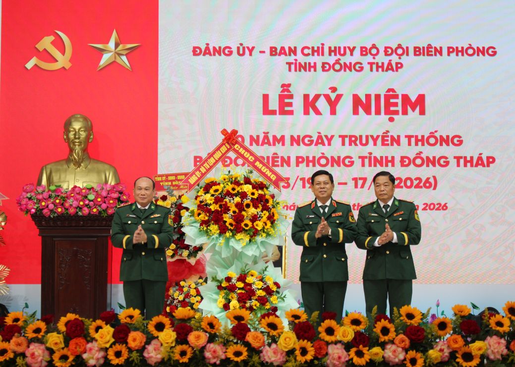 Thiếu tướng Trần Ngọc Hữu - Phó Tư lệnh Bộ đội Biên phòng (thứ 2 phải sang) tặng hoa chúc mừng Ban Chỉ huy Bộ đội Biên phòng tỉnh. Ảnh: Thanh Mai