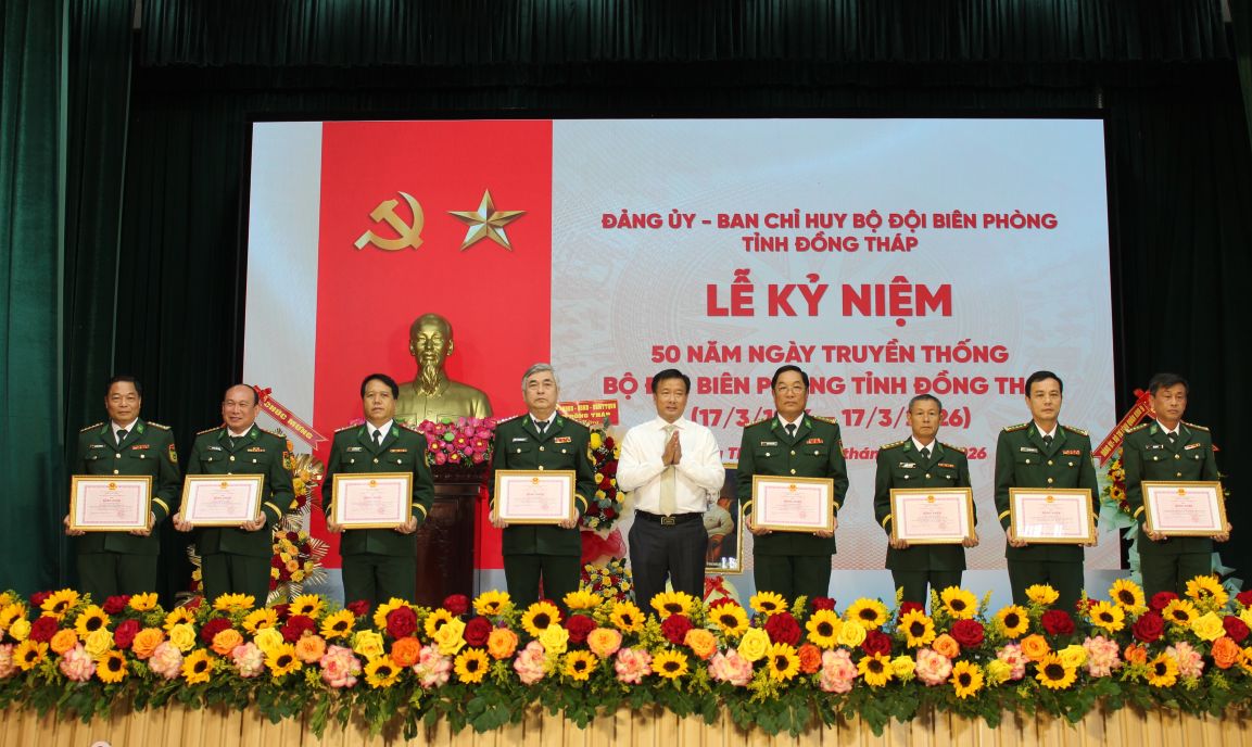 Phó Chủ tịch UBND tỉnh Đồng Tháp Nguyễn Phước Thiện tặng Bằng khen của Chủ tịch UBND tỉnh cho các cá nhân. Ảnh: Thanh Mai