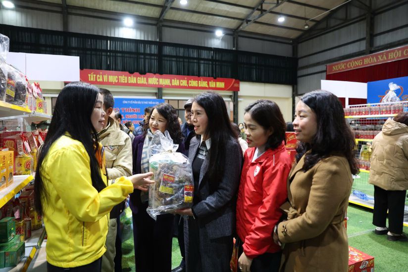 Lang Son Provincial Labor Federation takes care of Tet for union members and workers. Photo: Khanh Linh