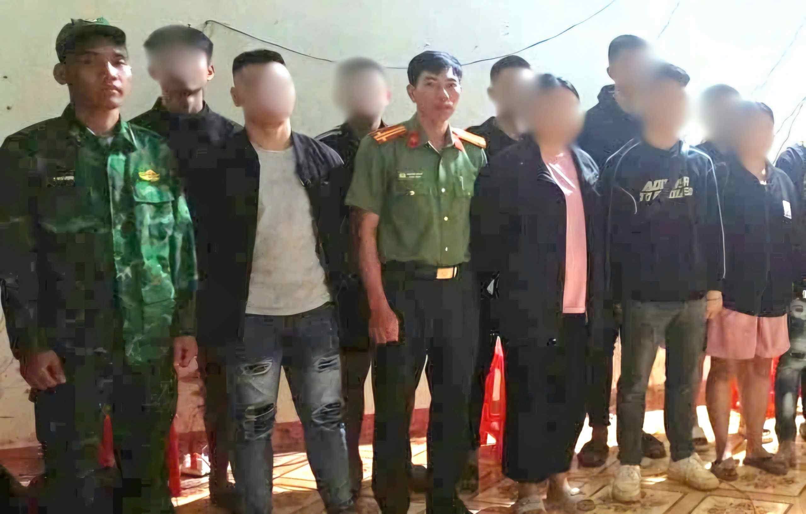 Lực lượng chức năng tỉnh Lâm Đồng phát hiện, tạm giữ nhiều đối tượng nhập cảnh trái phép từ Campuchia. Ảnh: Công an cung cấp 