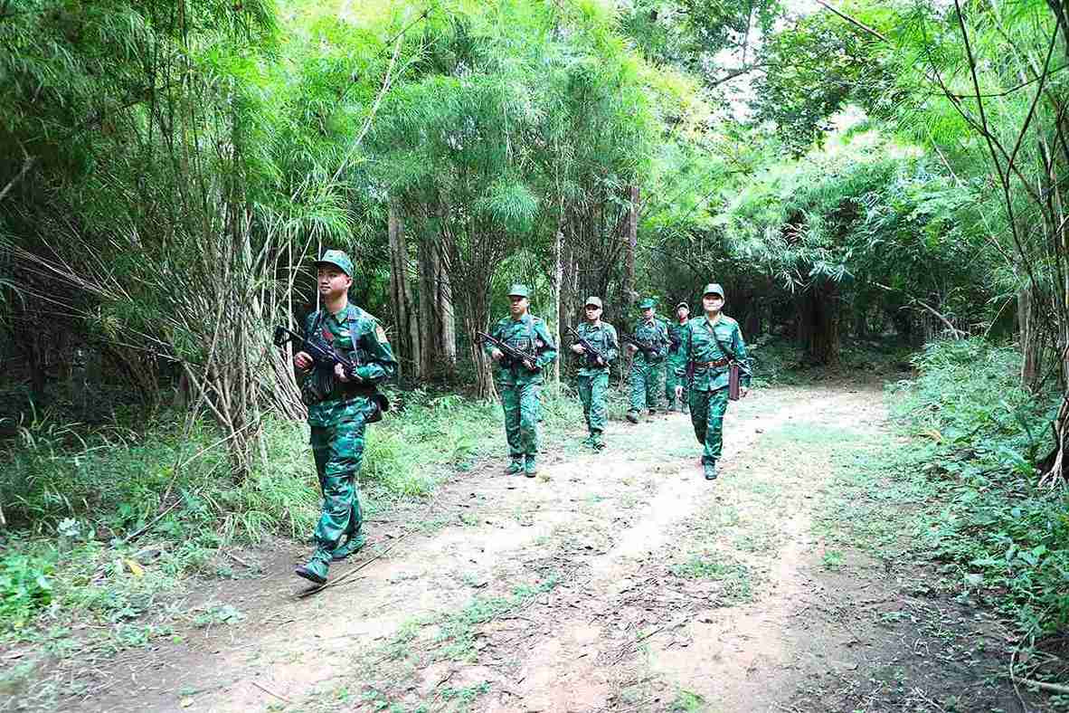 Border guards of Lam Dong province patrol to protect the border. Photo: Phuc Khanh