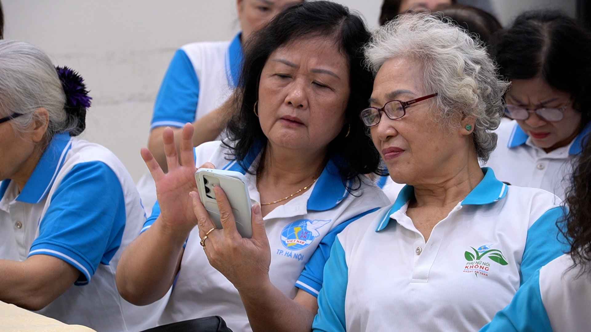 Elderly people excitedly learn how to use AI in special classes.