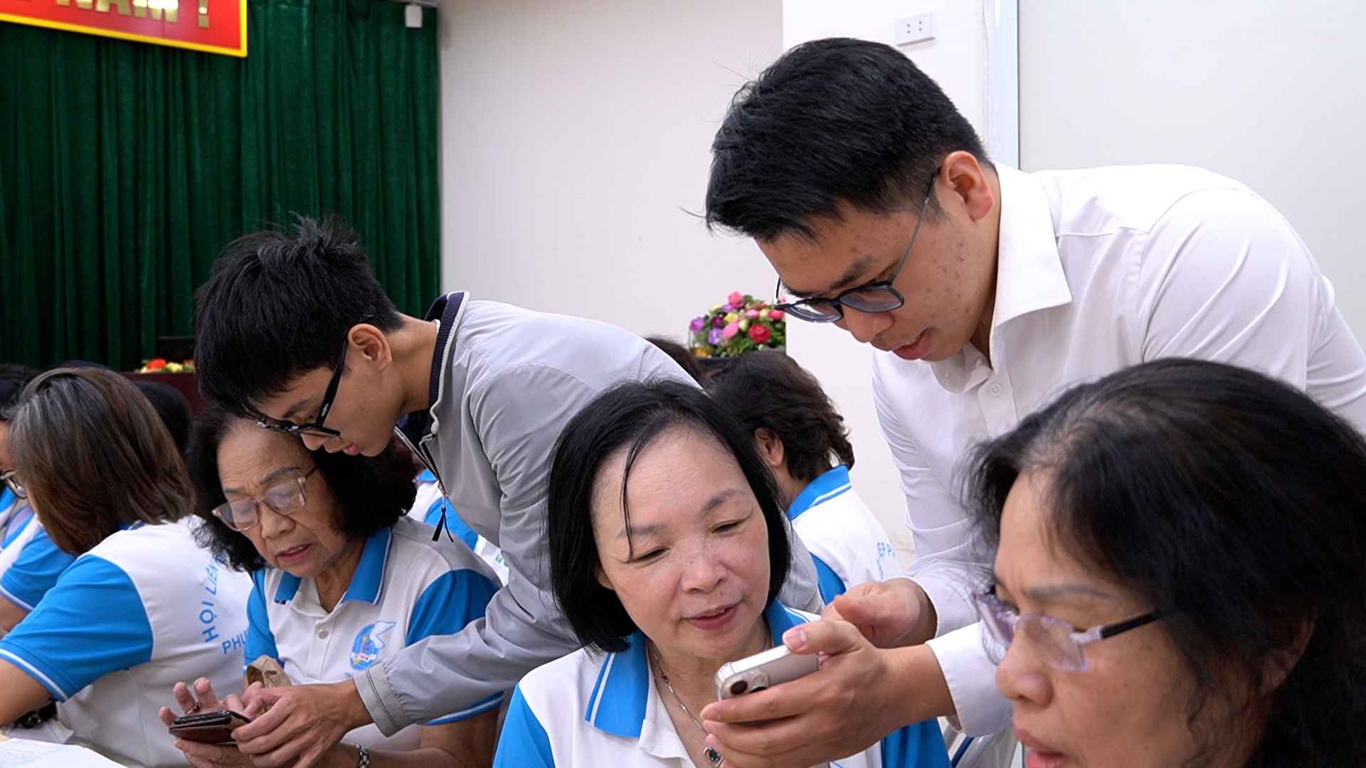 Thầy giáo trẻ Lưu Hải Nam tận tình hướng dẫn những người cao tuổi sử dụng công nghệ, thậm chí là trí tuệ nhân tạo AI. Ảnh: Phương Anh