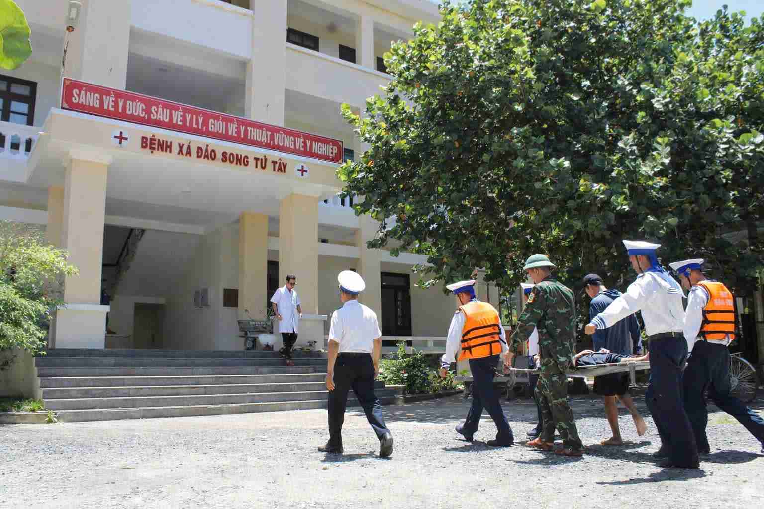 Bệnh nhân nhanh chóng được đưa vào bệnh xá đảo cấp cứu. Ảnh: Thành Vũ