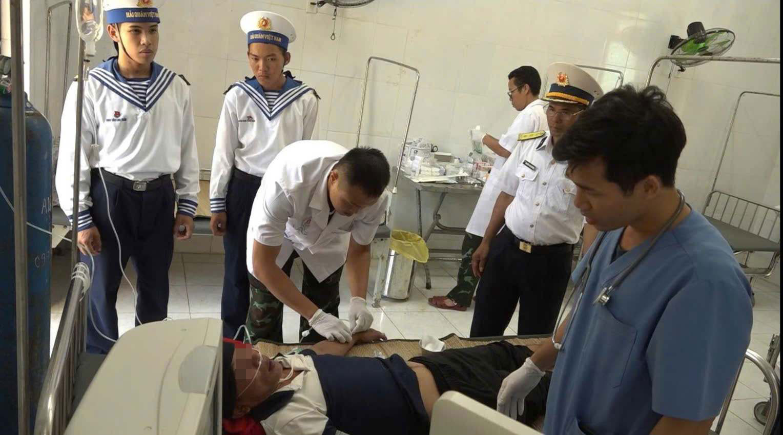 Doctors and nurses have just rescued a Quang Ngai fisherman who suffered decompression due to deep diving in Truong Sa. Photo: Thanh Vu