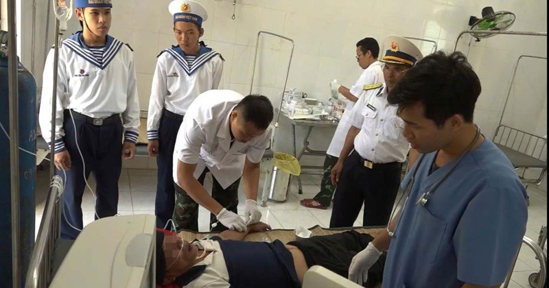 Cứu ngư dân Quảng Ngãi bị giảm áp khi lặn sâu ở Trường Sa