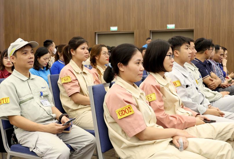 Trade union officials and workers of the Capital at the Conference of the Chairman of the City People's Committee meeting and dialogue with workers of the Capital in 2025 organized on the occasion of Workers' Month. Photo: Manh Quan