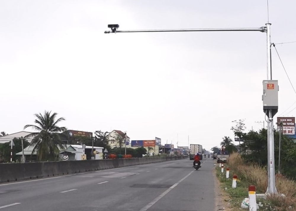 Một vị trí có camera phạt nguội trên Quốc lộ 1 qua Lâm Đồng. Ảnh: Duy Tuấn 