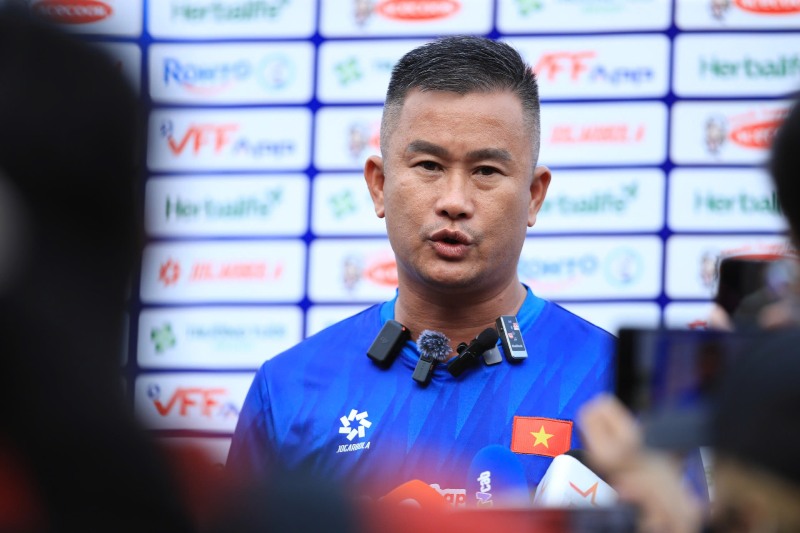 Quyền huấn luyện viên trưởng Đinh Hồng Vinh trao đổi với báo chí. Ảnh: Minh Dân