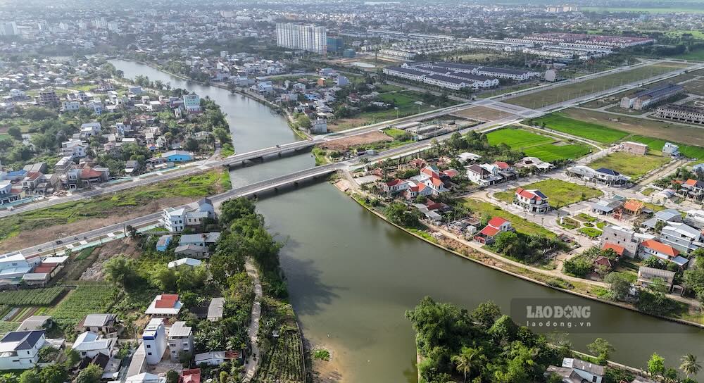 Cầu hơn 100 tỉ đồng ở Huế thông xe nhưng còn dang dở, tiềm ẩn nguy cơ tai nạn. Ảnh: Phúc Đạt