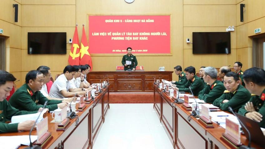 Major General Phan Dai Nghia - Member of the Standing Committee of the Party Committee, Deputy Commander cum Chief of Staff of Military Region 5 chaired a working session with Da Nang International Airport to unify solutions to improve management efficiency, protect the airspace, and ensure flight safety in the new situation. Photo: Military Region 5