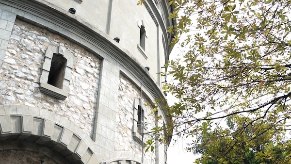 Young people flock to Hang Dau Station to hunt for photos of the leaf changing season